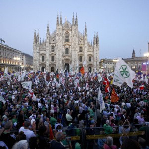 La manifestazione della Lega in piazza del Duomo